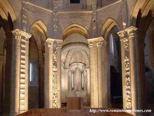 ALTAR CENTRAL. CUATRO PILASTRAS DECORADAS